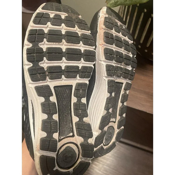 Under Armor Woman’s Black Charged Intake Tennish Athletic Shoes 6 - Picture 3 of 9